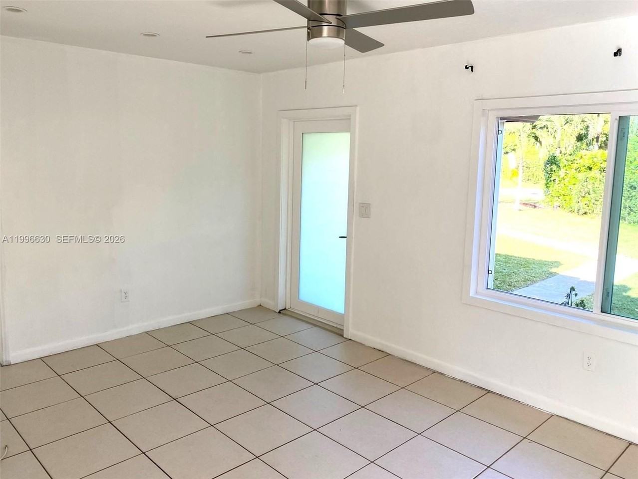 922 Ne 108th St - Photo 2 of 13