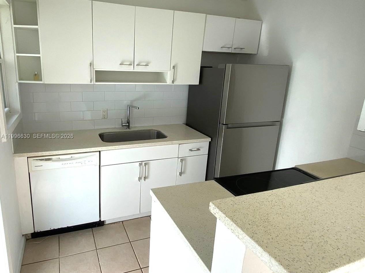 922 Ne 108th St - Photo 4 of 13