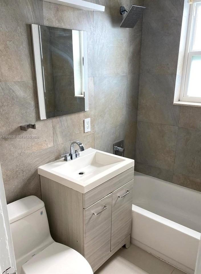 922 Ne 108th St - Photo 5 of 13