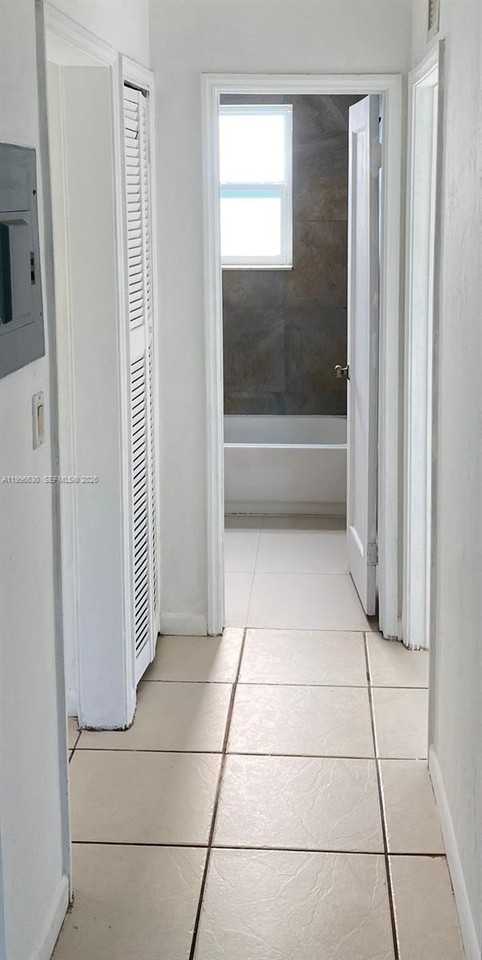 922 Ne 108th St - Photo 6 of 13