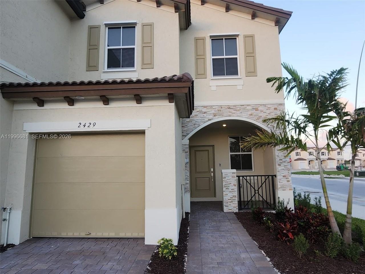 2429 Se 28th Dr #2429 - Photo 2 of 24