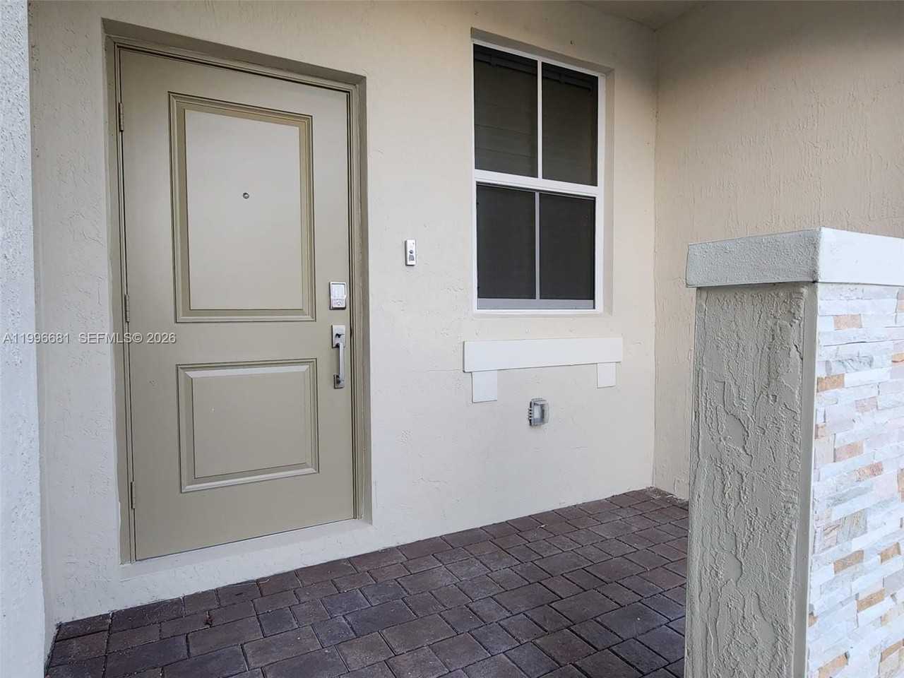 2429 Se 28th Dr #2429 - Photo 4 of 24