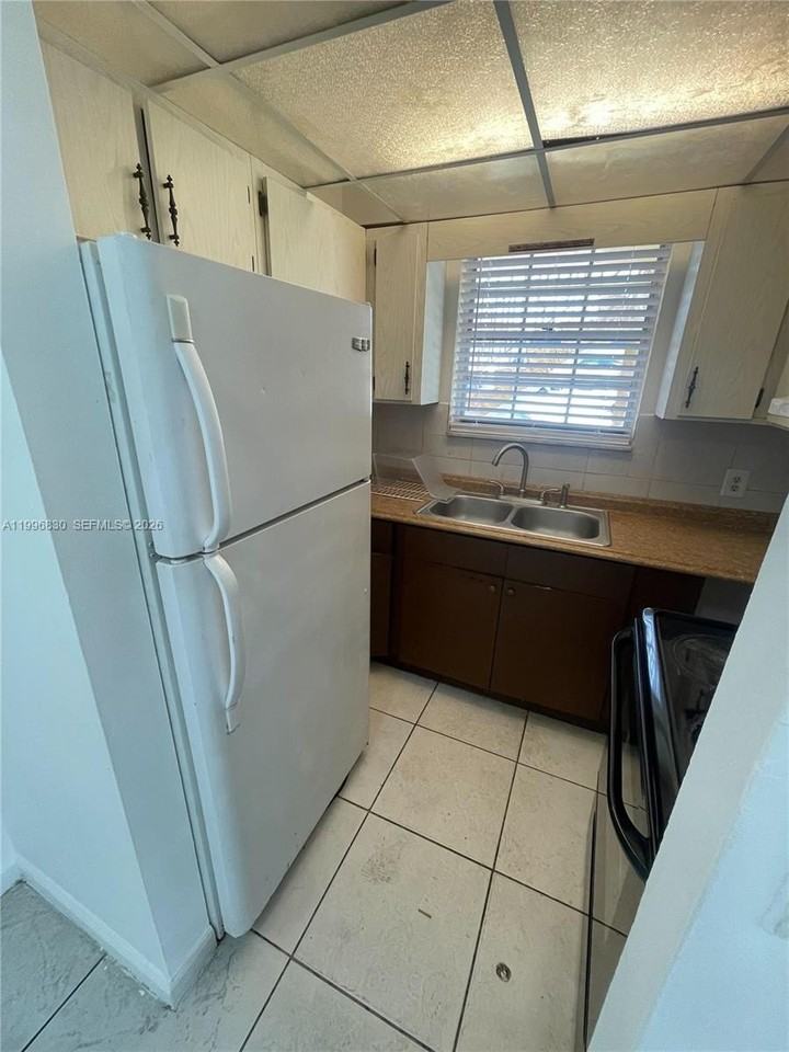 6034 Sw 37th St #7 - Photo 4 of 9