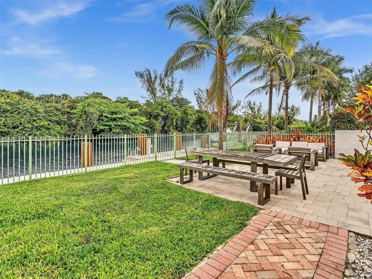 2901 Hidden Harbour St - Photo 3 of 37