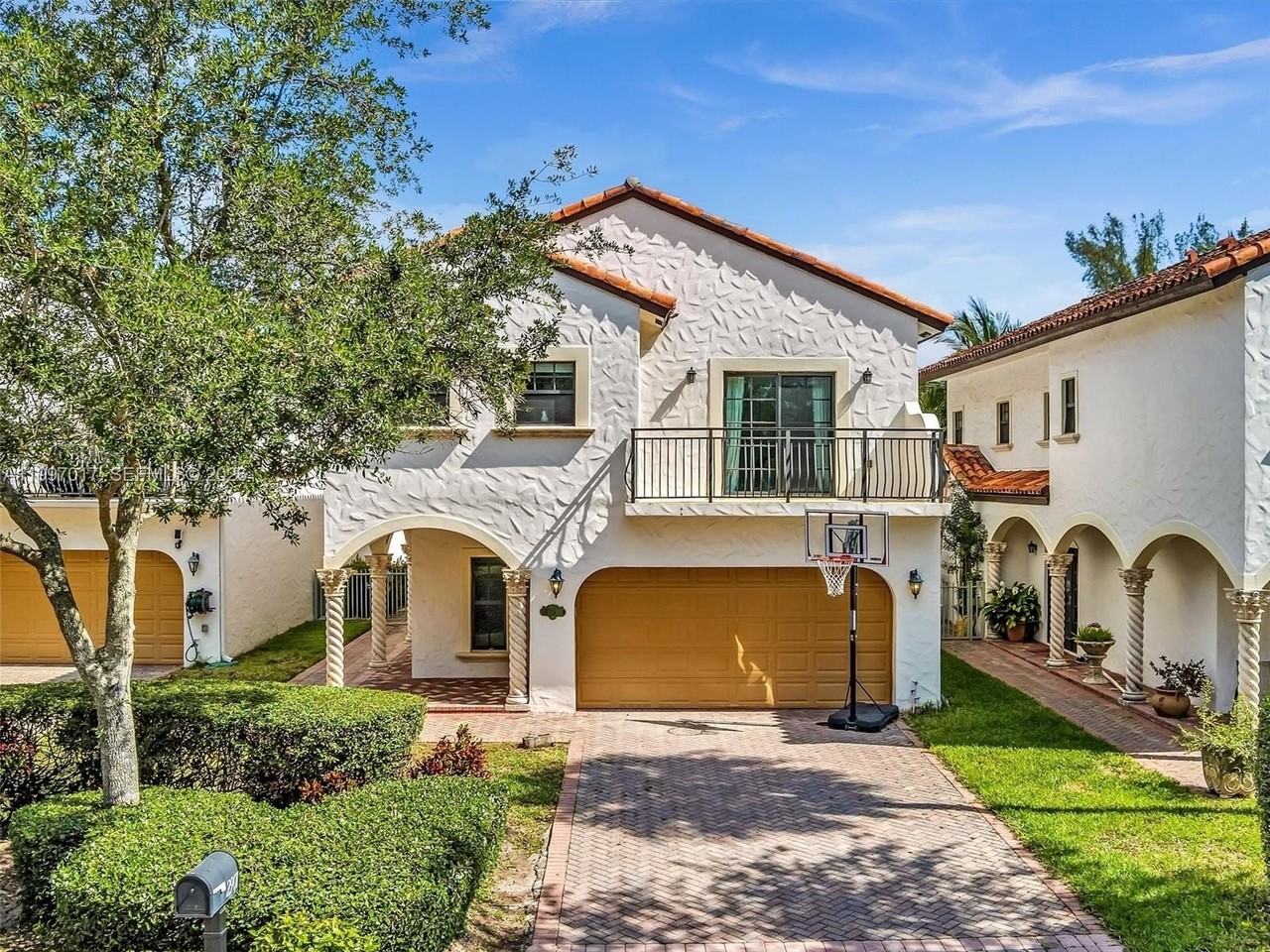 2901 Hidden Harbour St - Photo 4 of 37