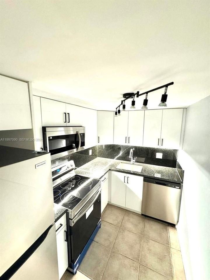 400 Ne 18th Ave #206 - Photo 7 of 11