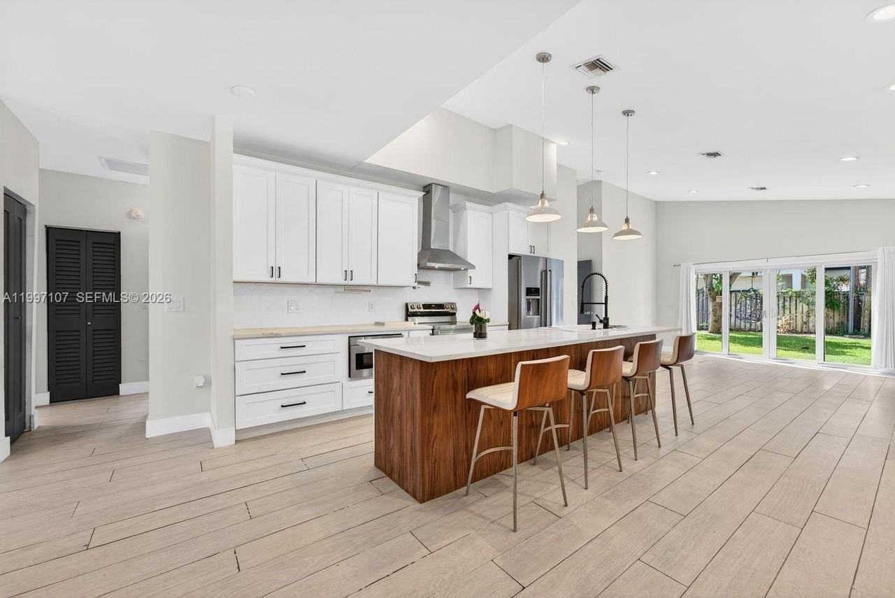 1126 Ne 16th Ct - Photo 2 of 29