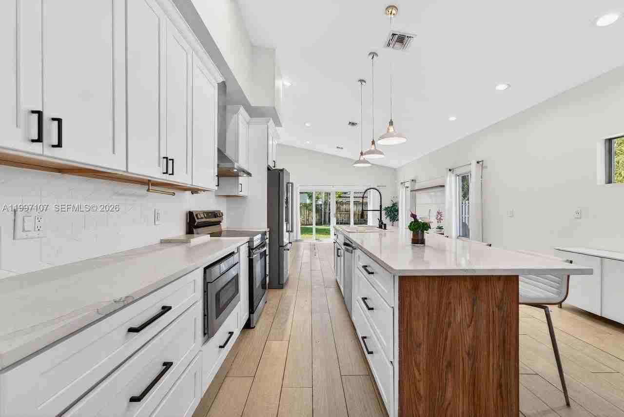 1126 Ne 16th Ct - Photo 3 of 29