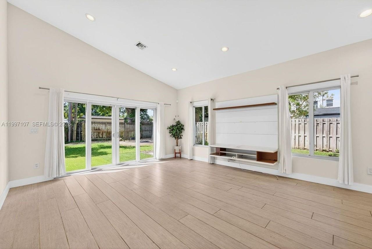 1126 Ne 16th Ct - Photo 4 of 29