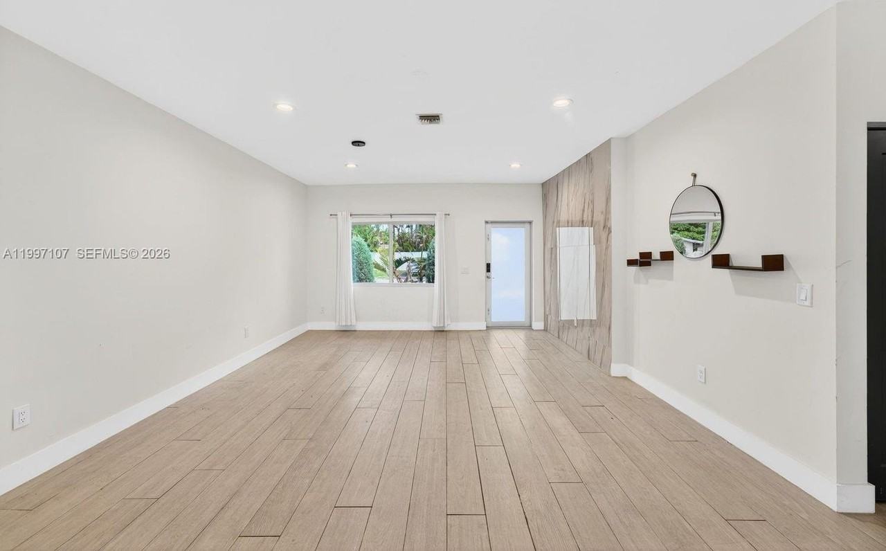 1126 Ne 16th Ct - Photo 5 of 29