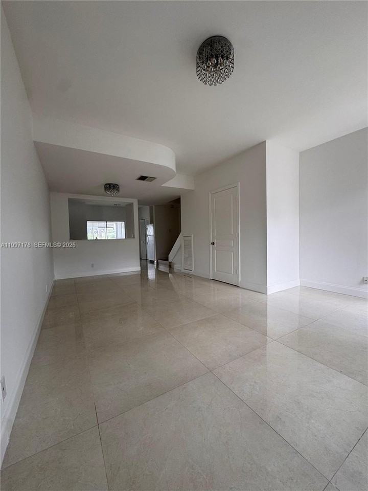 16747 Hemingway Dr - Photo 2 of 11