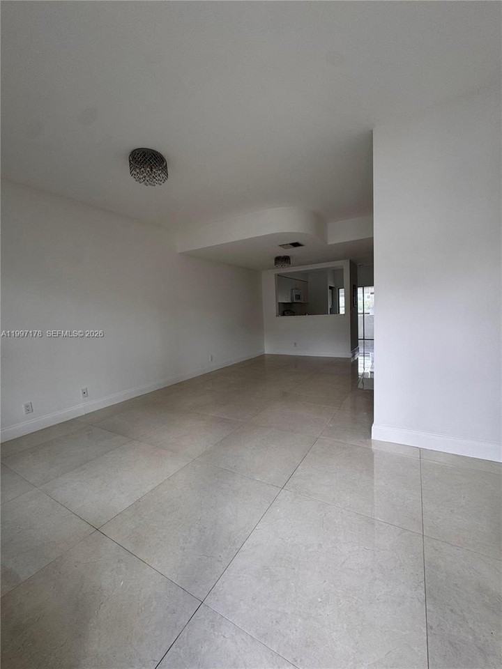 16747 Hemingway Dr - Photo 3 of 11