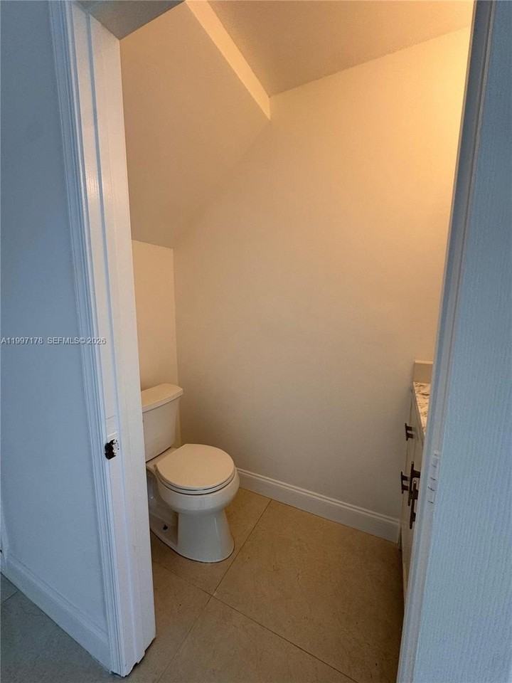 16747 Hemingway Dr - Photo 4 of 11