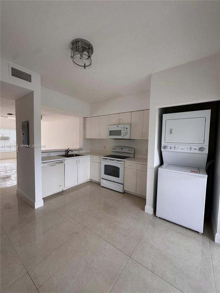 16747 Hemingway Dr - Photo 5 of 11