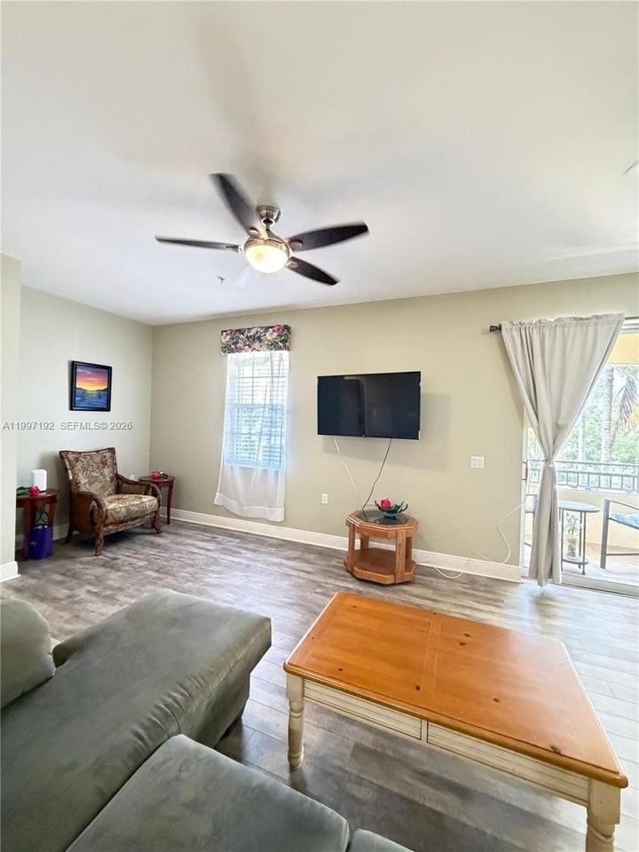 1522 Sw 50th St #302 - Photo 4 of 23