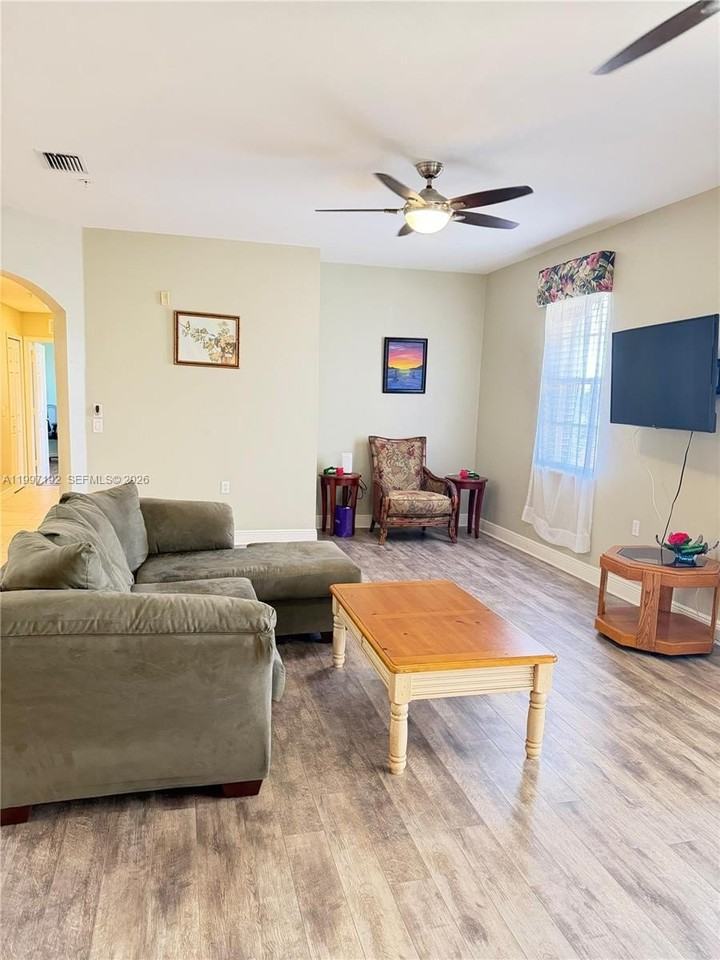 1522 Sw 50th St #302 - Photo 5 of 23