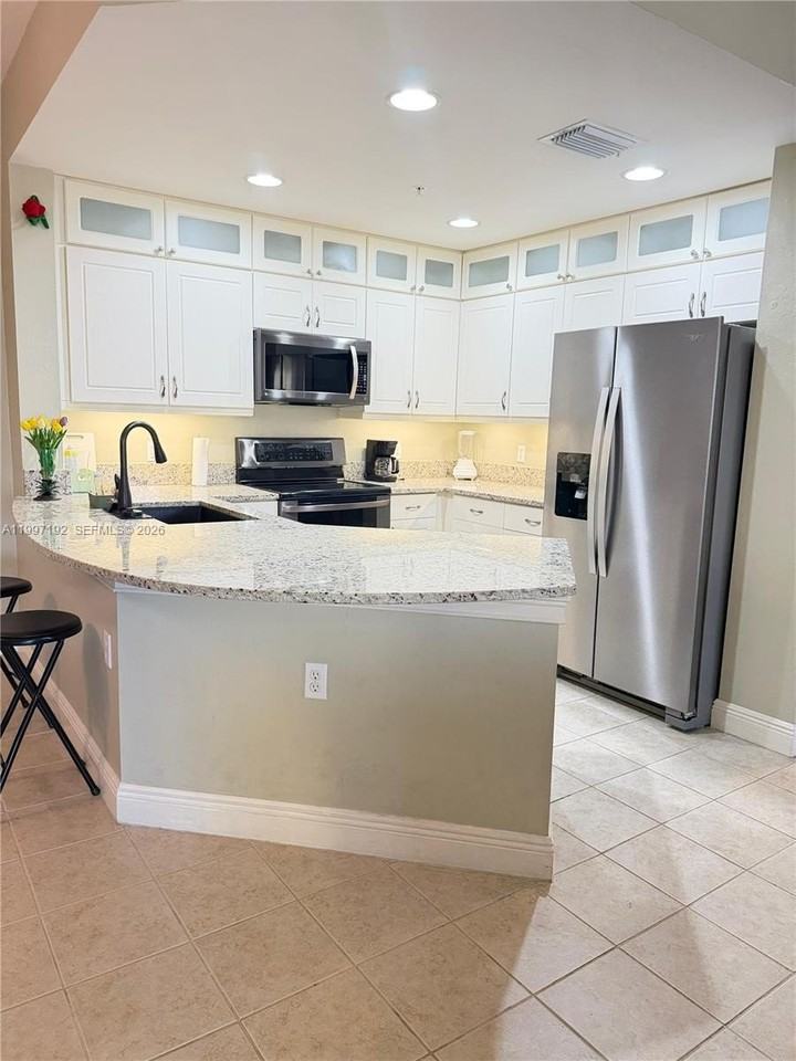 1522 Sw 50th St #302 - Photo 6 of 23