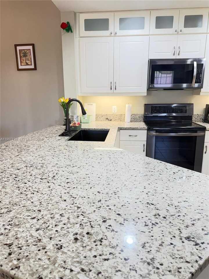 1522 Sw 50th St #302 - Photo 7 of 23