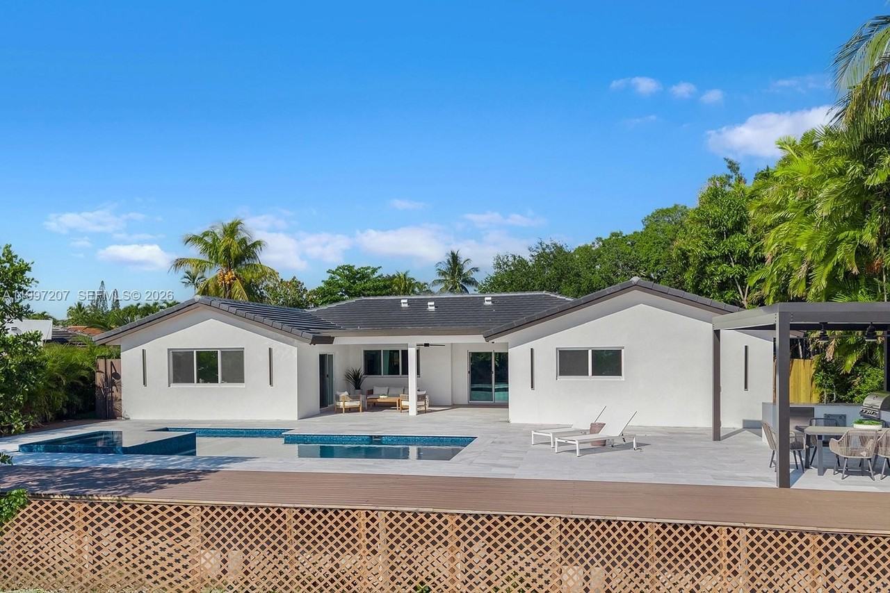 19721 Ne 23rd Ave - Photo 3 of 47