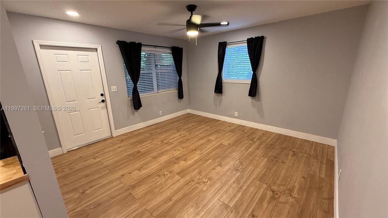 1035 Sw 30th St #1 - Photo 4 of 15