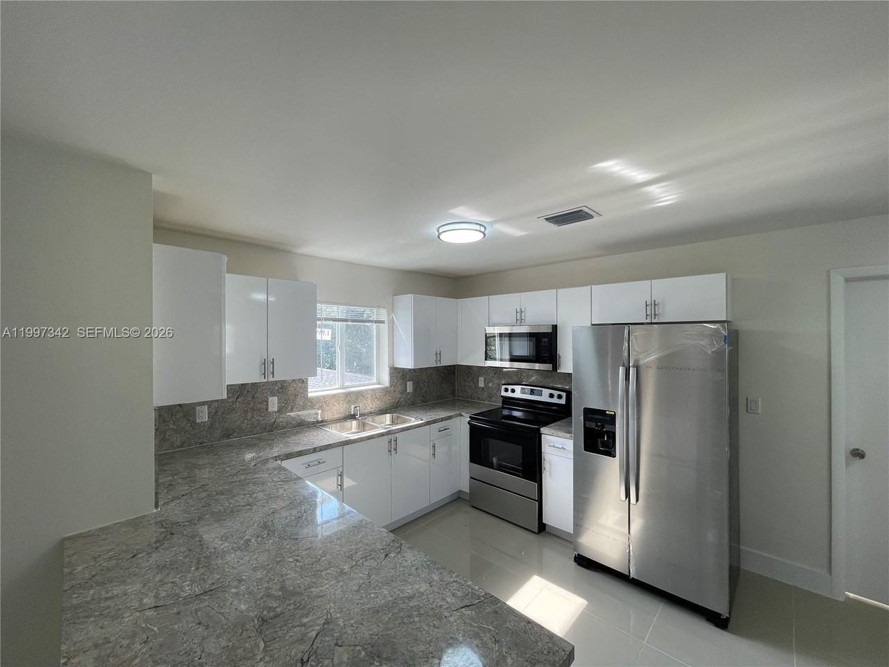 2268 Nw 52nd St #TOP - Photo 3 of 10