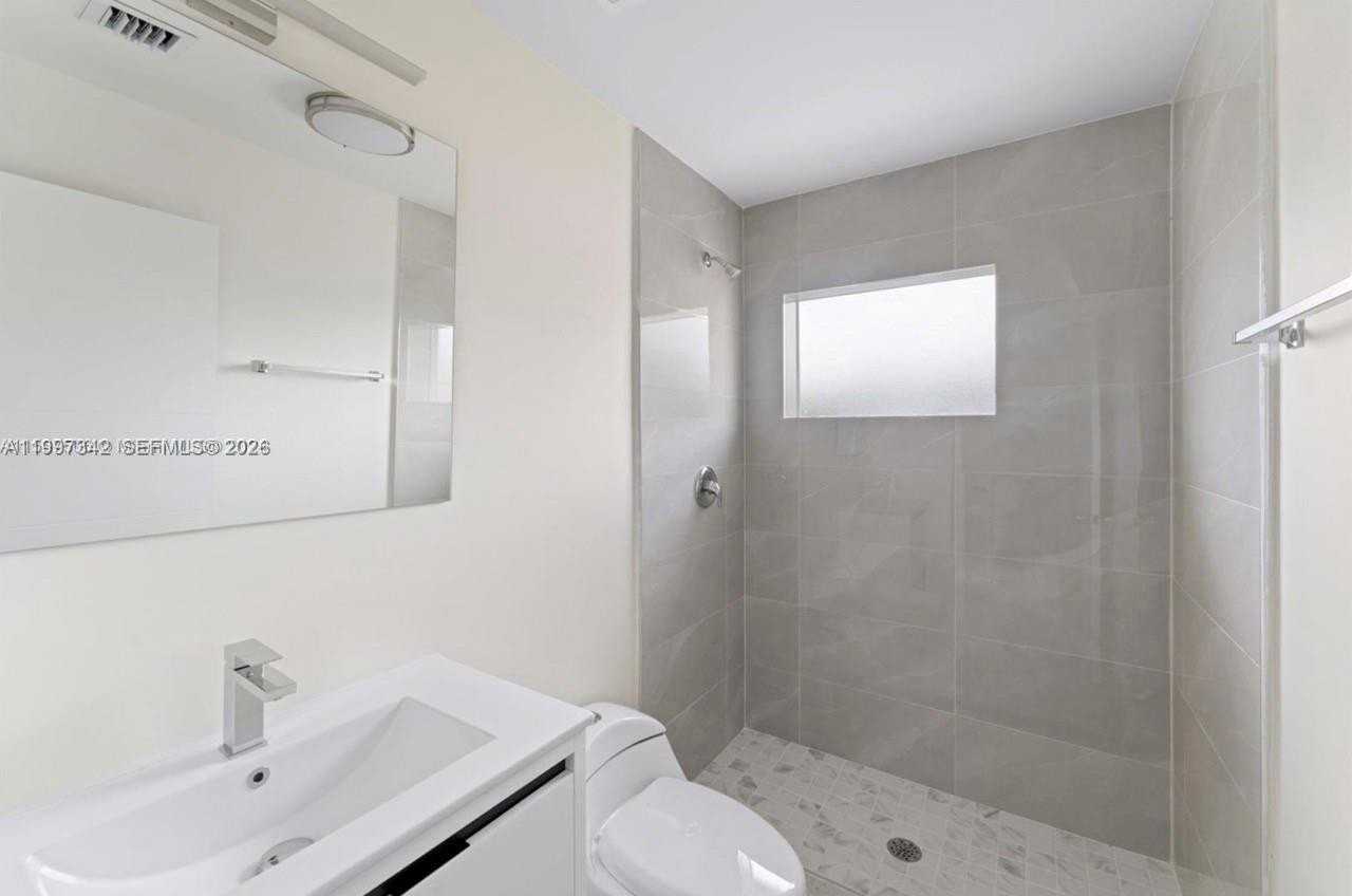 2268 Nw 52nd St #TOP - Photo 6 of 10