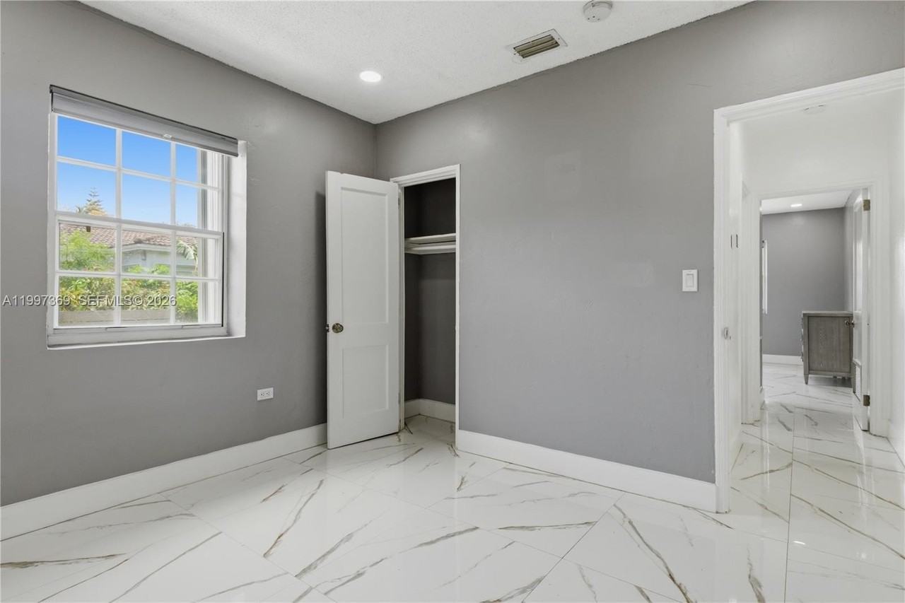 11221 Ne 9th Ave #0 - Photo 5 of 15
