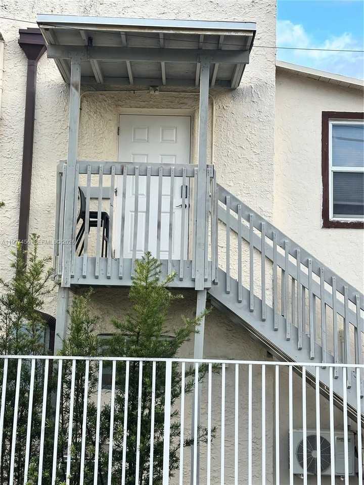 2160 Sw 17th St #2162 - Photo 3 of 28