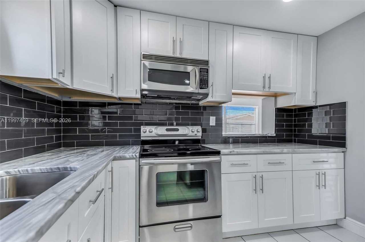 1820 Nw 35th Ter - Photo 4 of 23