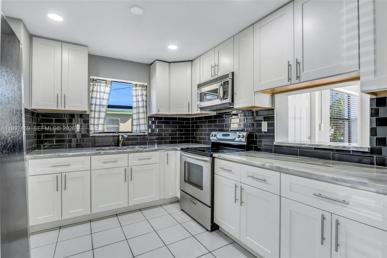 1820 Nw 35th Ter - Photo 5 of 23