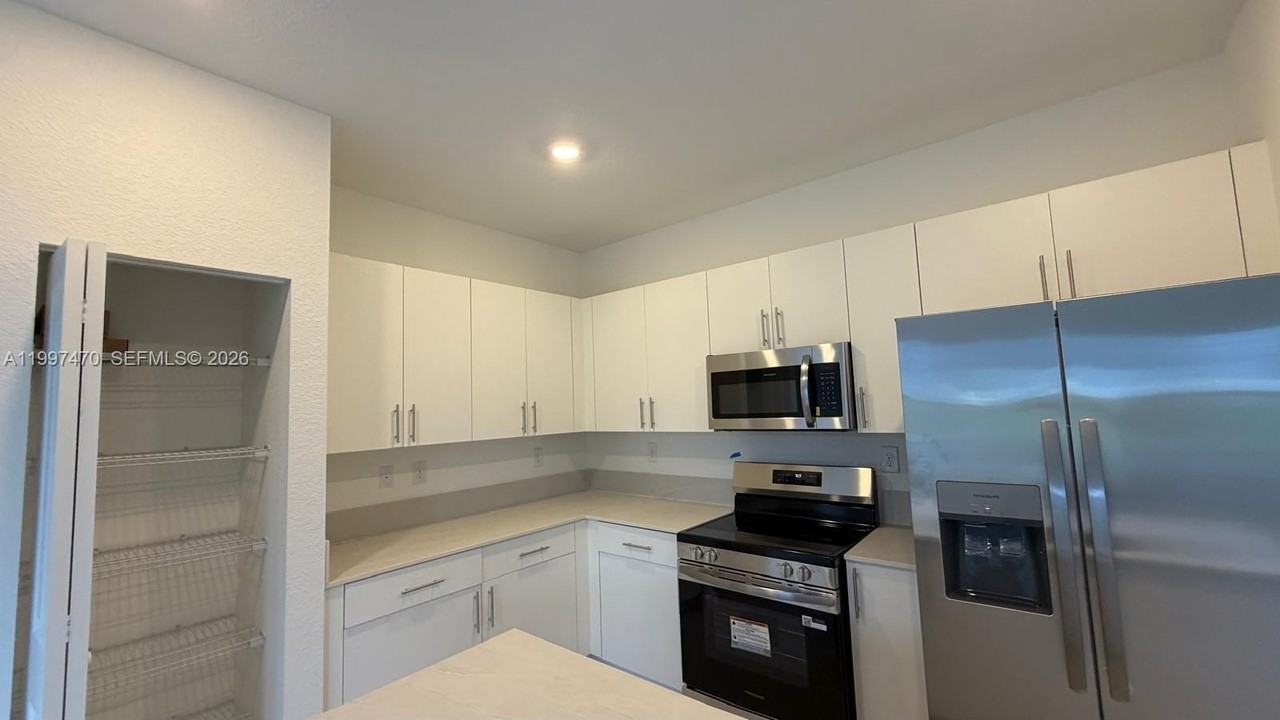 1077 Se 2nd Ter #1077 - Photo 3 of 35