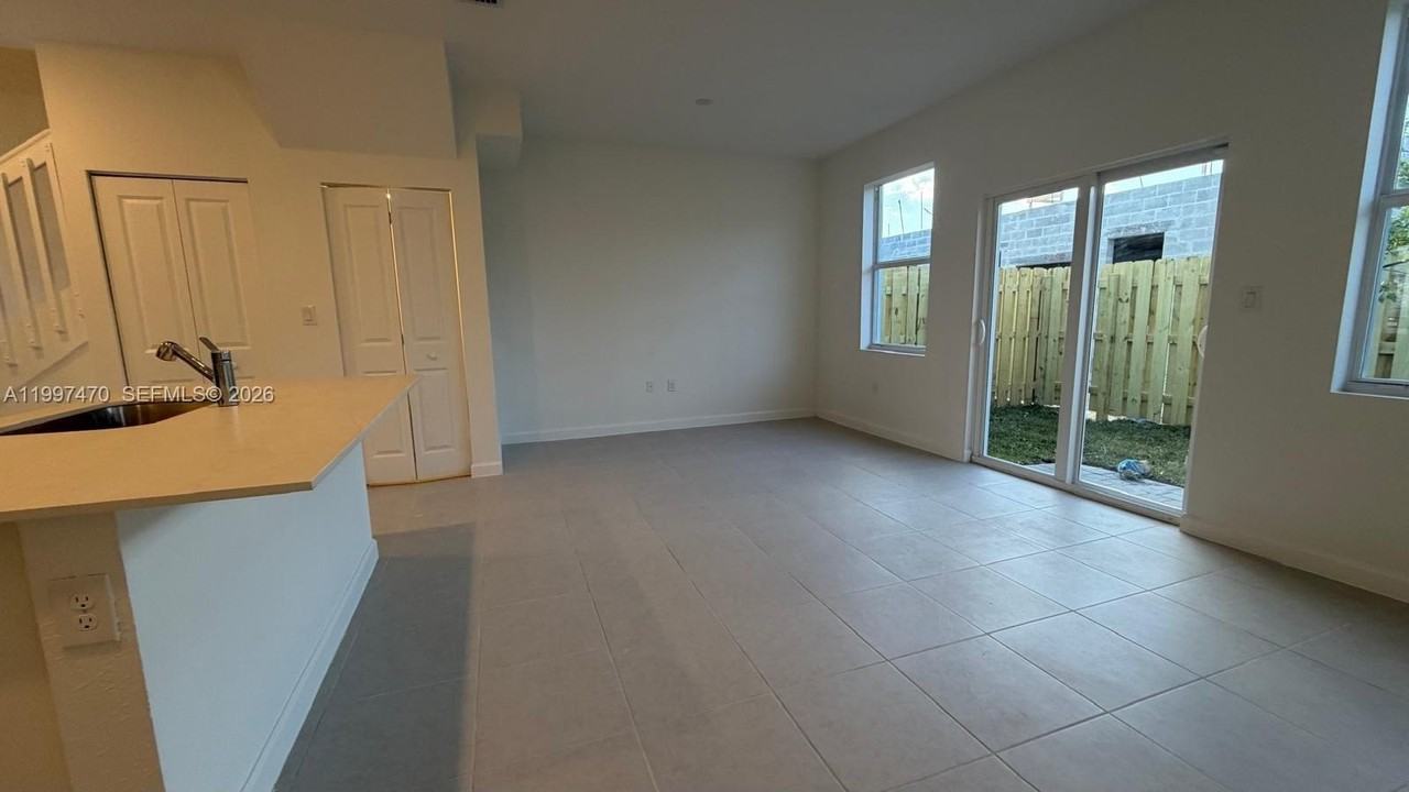 1077 Se 2nd Ter #1077 - Photo 4 of 35