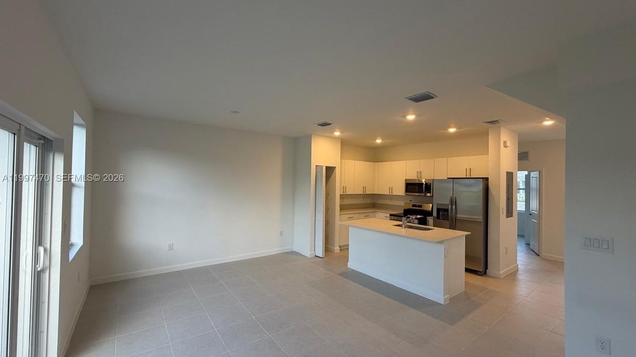 1077 Se 2nd Ter #1077 - Photo 5 of 35