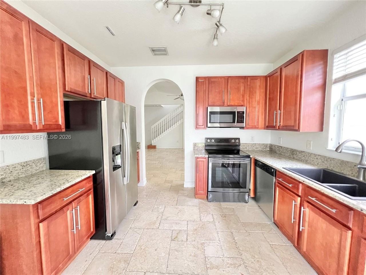 3910 Ne 13th Dr - Photo 4 of 35