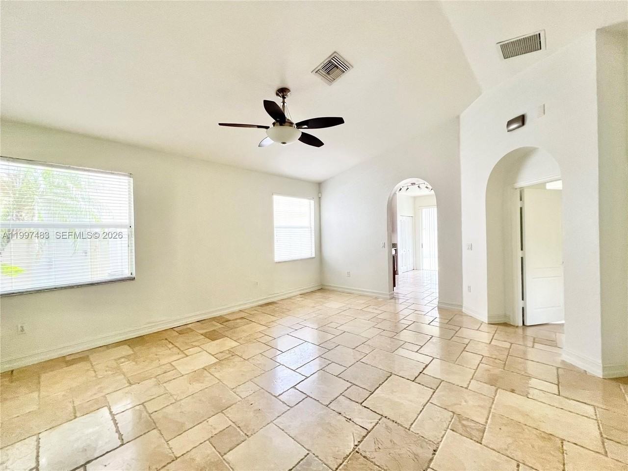 3910 Ne 13th Dr - Photo 5 of 35