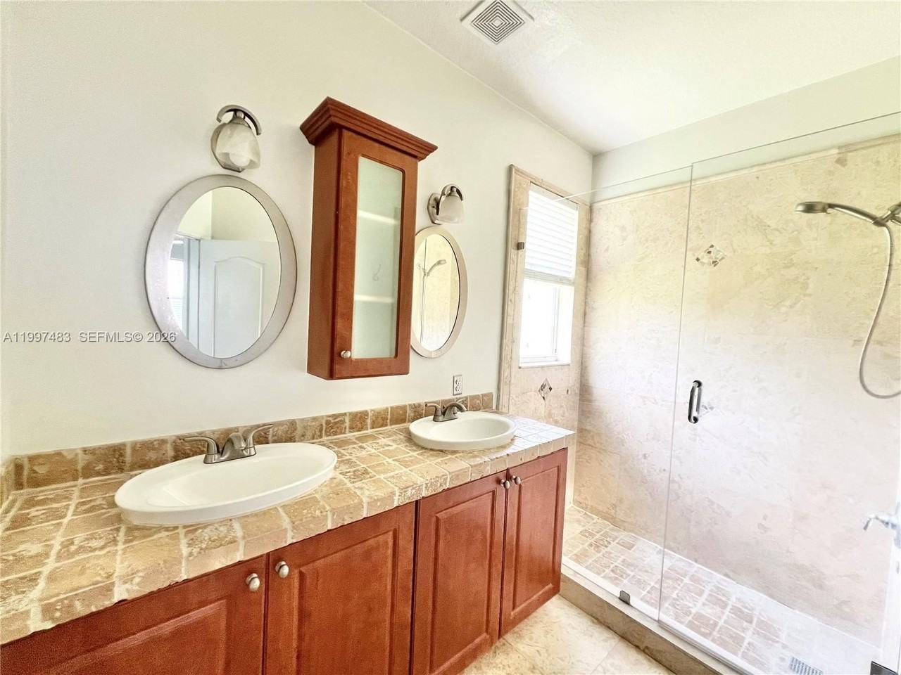 3910 Ne 13th Dr - Photo 6 of 35