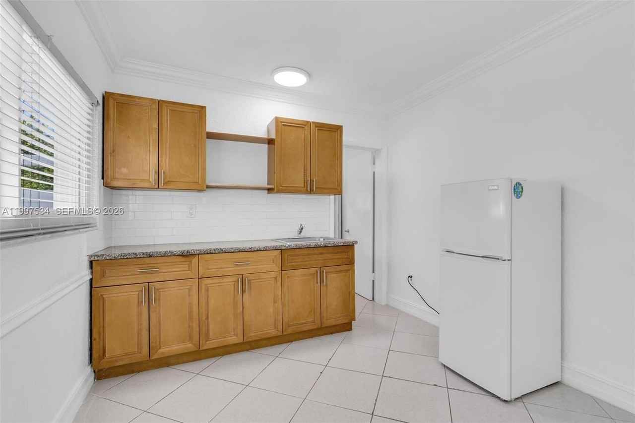 201 Sw 51st Ct #3 - Photo 4 of 6
