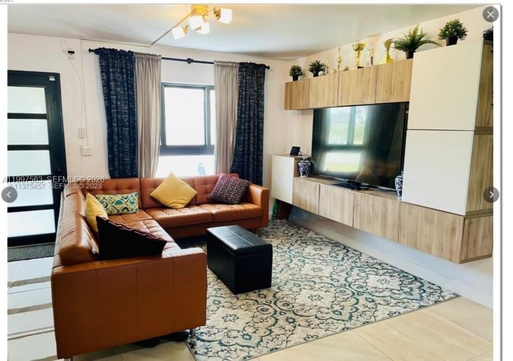 721 Sw 69th Ave - Photo 4 of 12