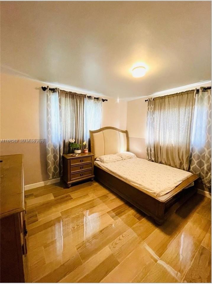 721 Sw 69th Ave - Photo 7 of 12