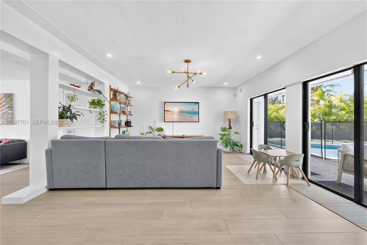 1089 Ne 110th St - Photo 6 of 28