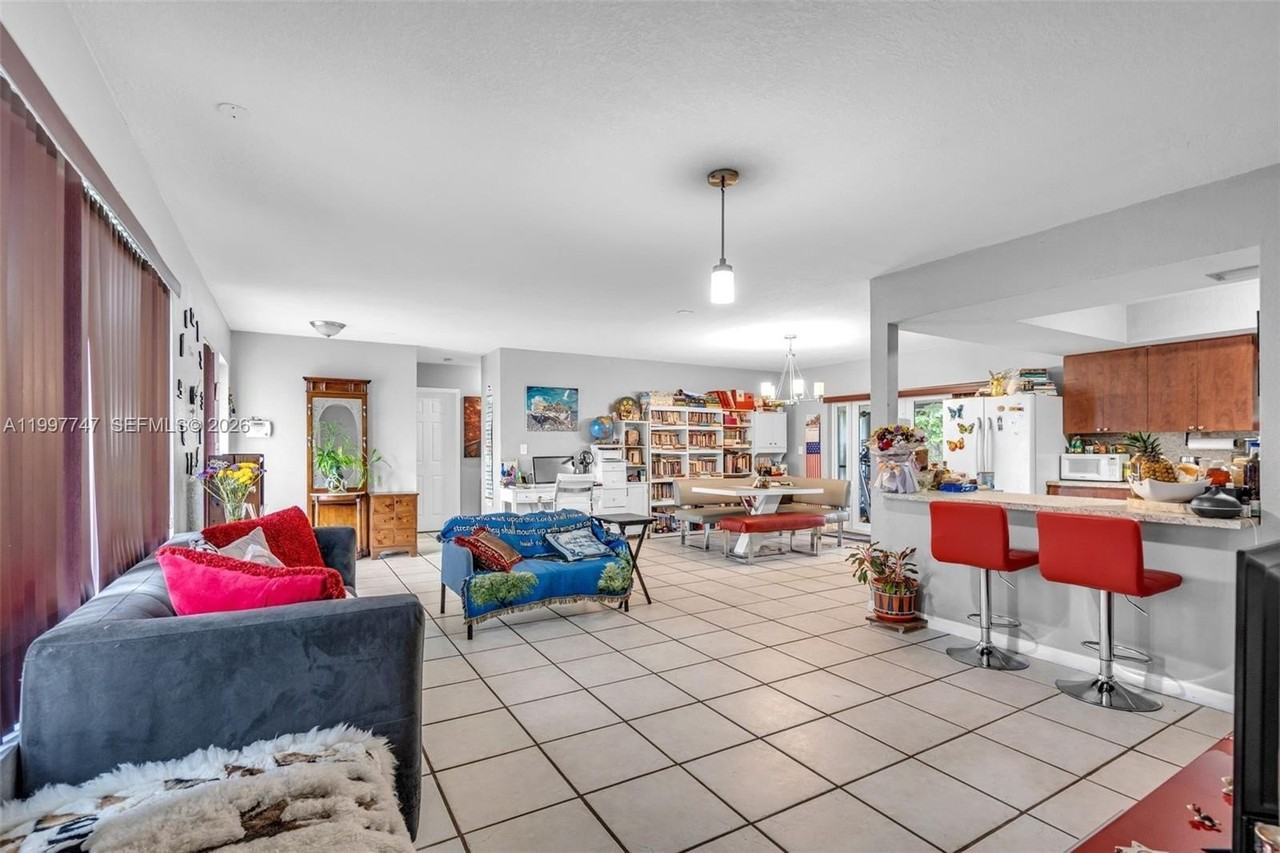 17930 Ne 6th Ave - Photo 5 of 28