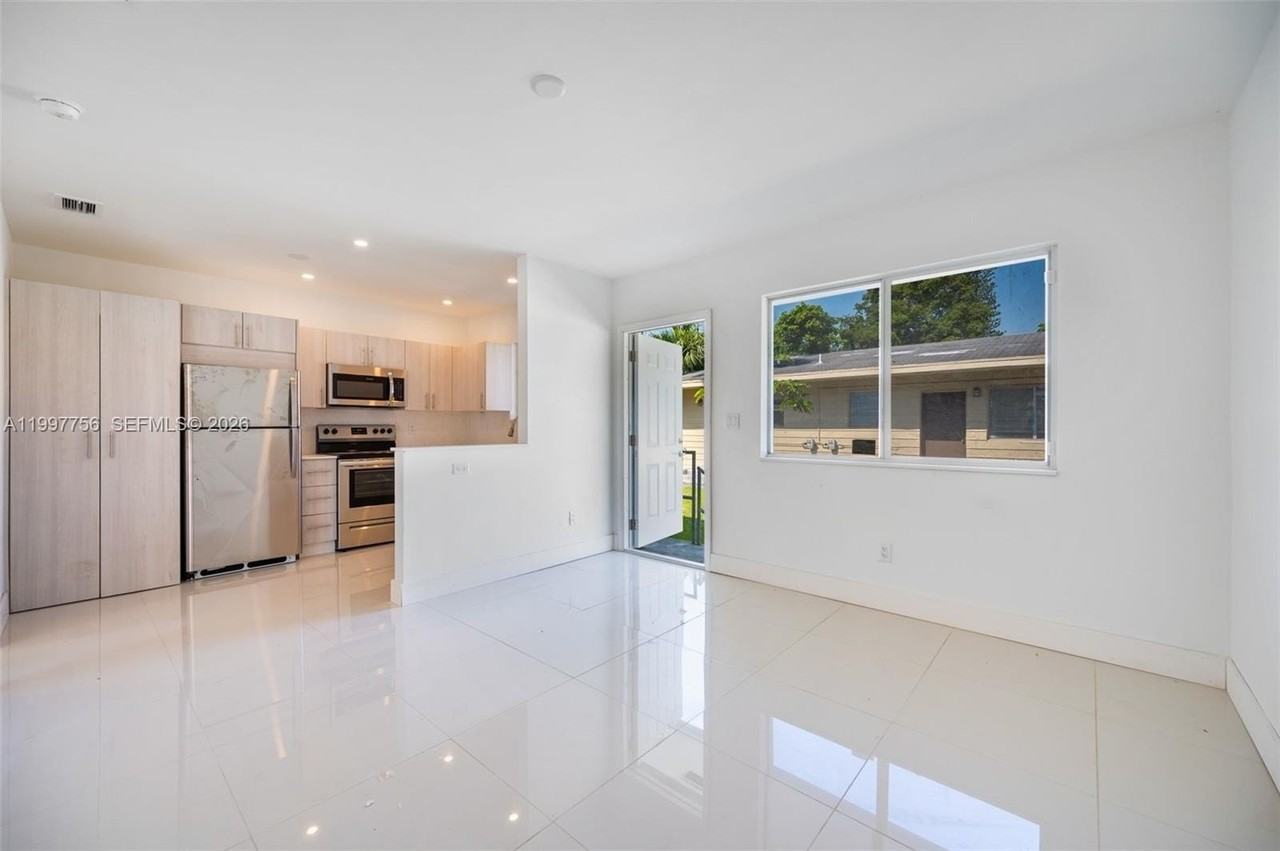 1080 Ne 80th St #2 - Photo 5 of 15