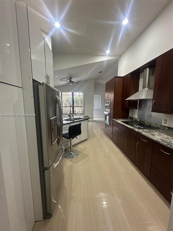 10084 Lexington Estates Blvd - Photo 4 of 21