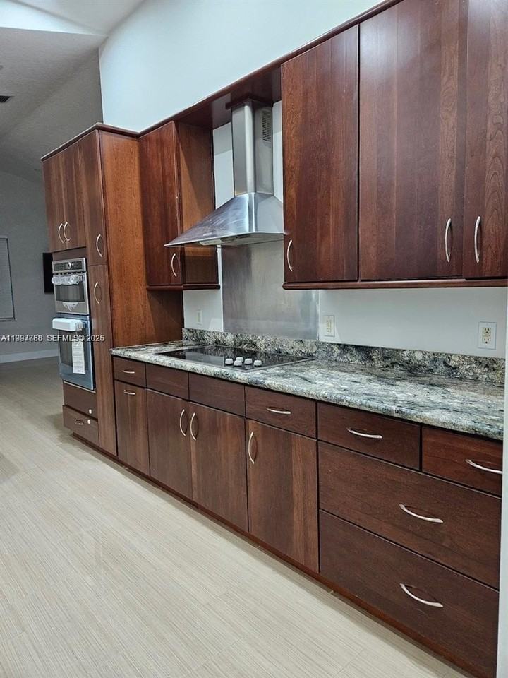 10084 Lexington Estates Blvd - Photo 6 of 21