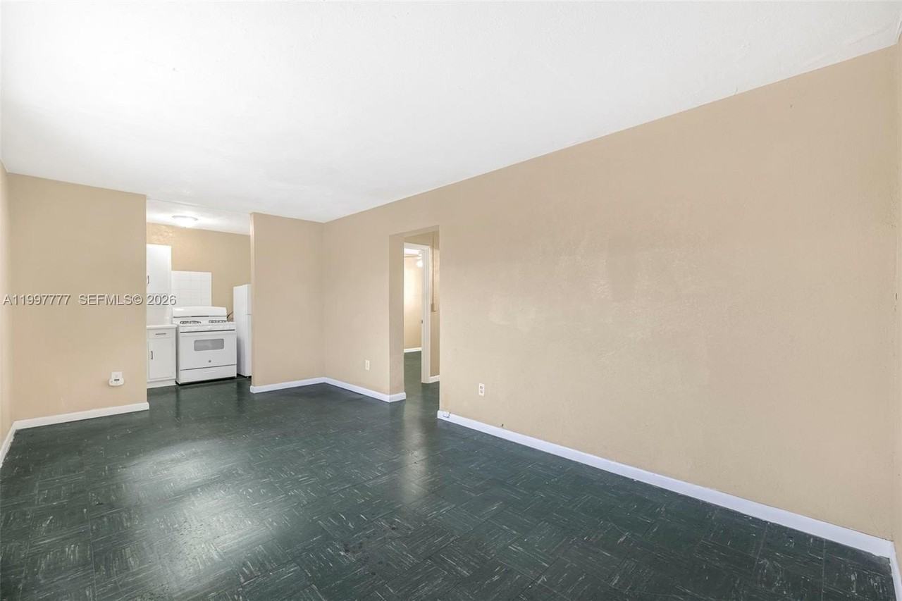 126 Sw 18th Ave #11 - Photo 3 of 14