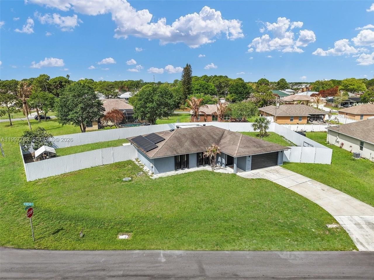 702 Nw Orchid St - Photo 2 of 50