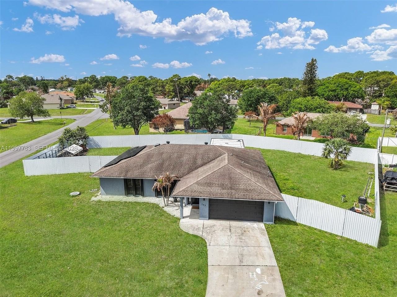 702 Nw Orchid St - Photo 3 of 50