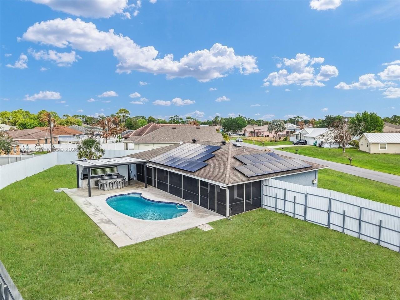 702 Nw Orchid St - Photo 4 of 50