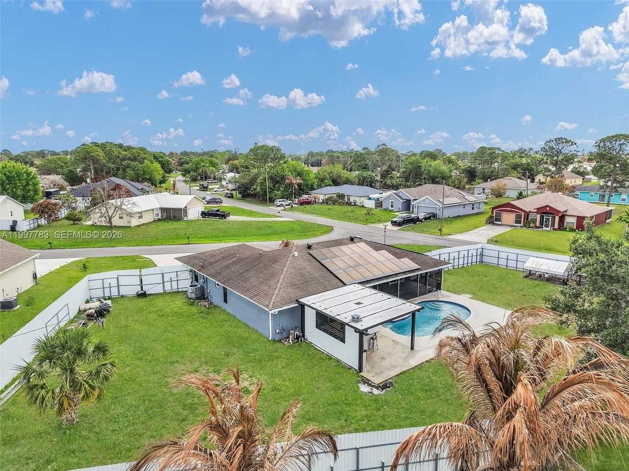 702 Nw Orchid St - Photo 5 of 50