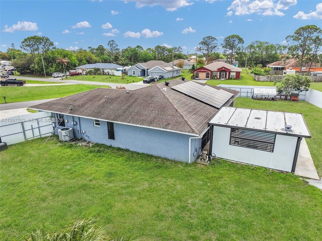 702 Nw Orchid St - Photo 7 of 50